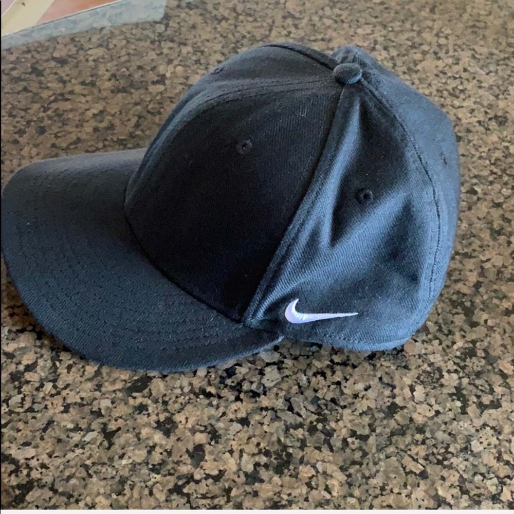 Black Nike hat